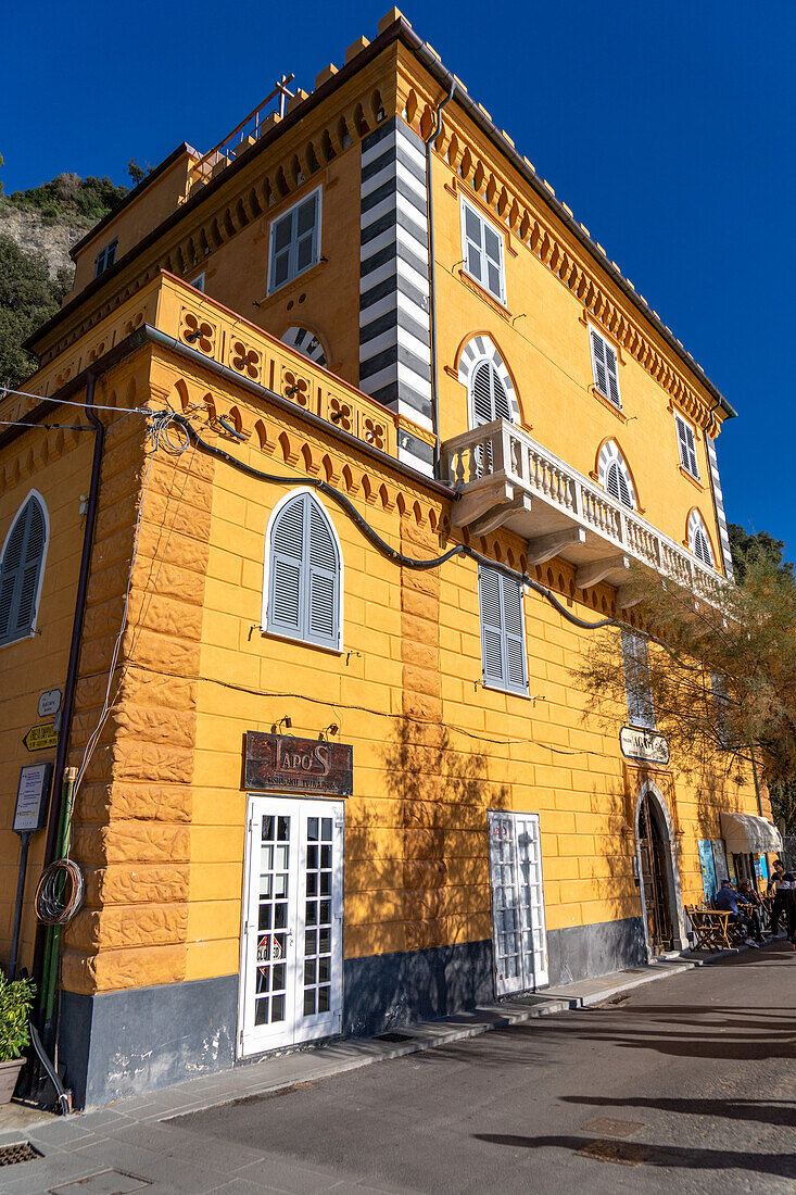 Ein buntes Gebäude in der Fegina oder Neustadt von Monterosso al Mare, Cinque Terre, Italien.