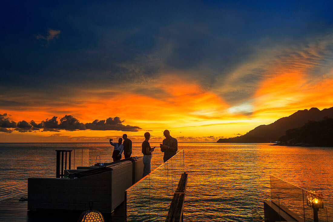 Sonnenuntergang am Strand Grillbar und Restaurant des Luxushotels The Ritz-Carlton Langkawi in Langkawi, Malaysia.