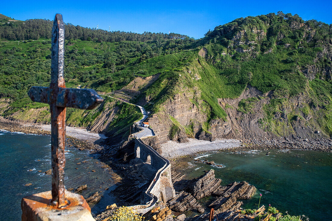 San Juan de Gaztelugatxe, Drachenstein in Game of Thrones, Brücke und Steintreppe, Bermeo, Baskenland, Euskadi, Euskaerria, Spanien.