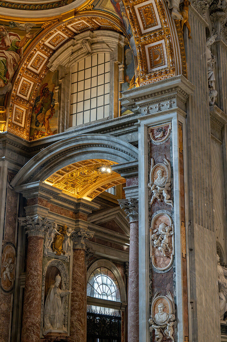 Päpstliche Medaillonporträts auf einer Säule im Petersdom, Vatikanstadt, Rom, Italien.