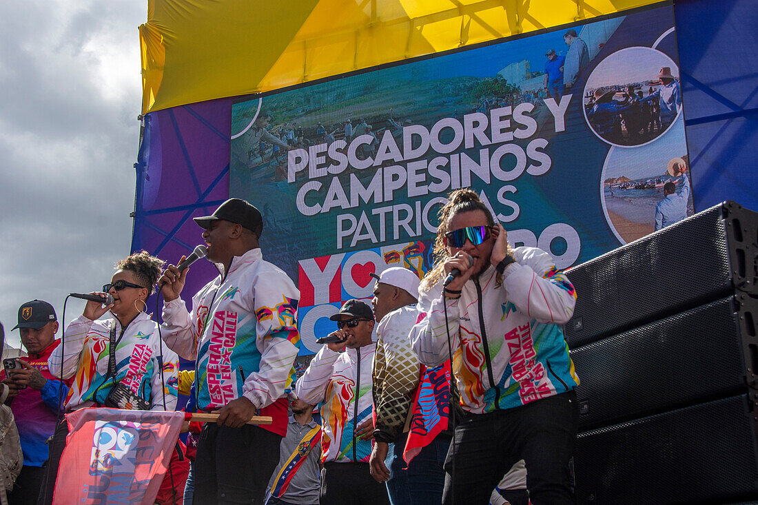 Supporters of Nicolas Maduro's government celebrate on their platforms, prior to the presidential swearing-in on January 10, 2025.