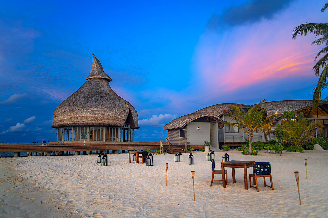 Strand des Outrigger Maldives Maafushivaru Luxusresorts, South Ari Atoll Region Malediven