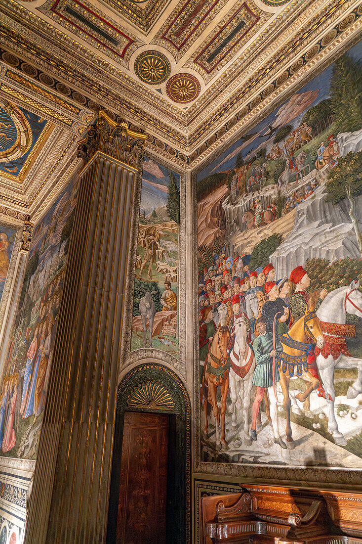 Fresko der Reise der Heiligen Drei Könige nach Bethlehem in der Kapelle der Heiligen Drei Könige im Palazzo Medici Riccardi in Florenz, Italien. Auf dem Gemälde sind Mitglieder der Familie de' Medici abgebildet.