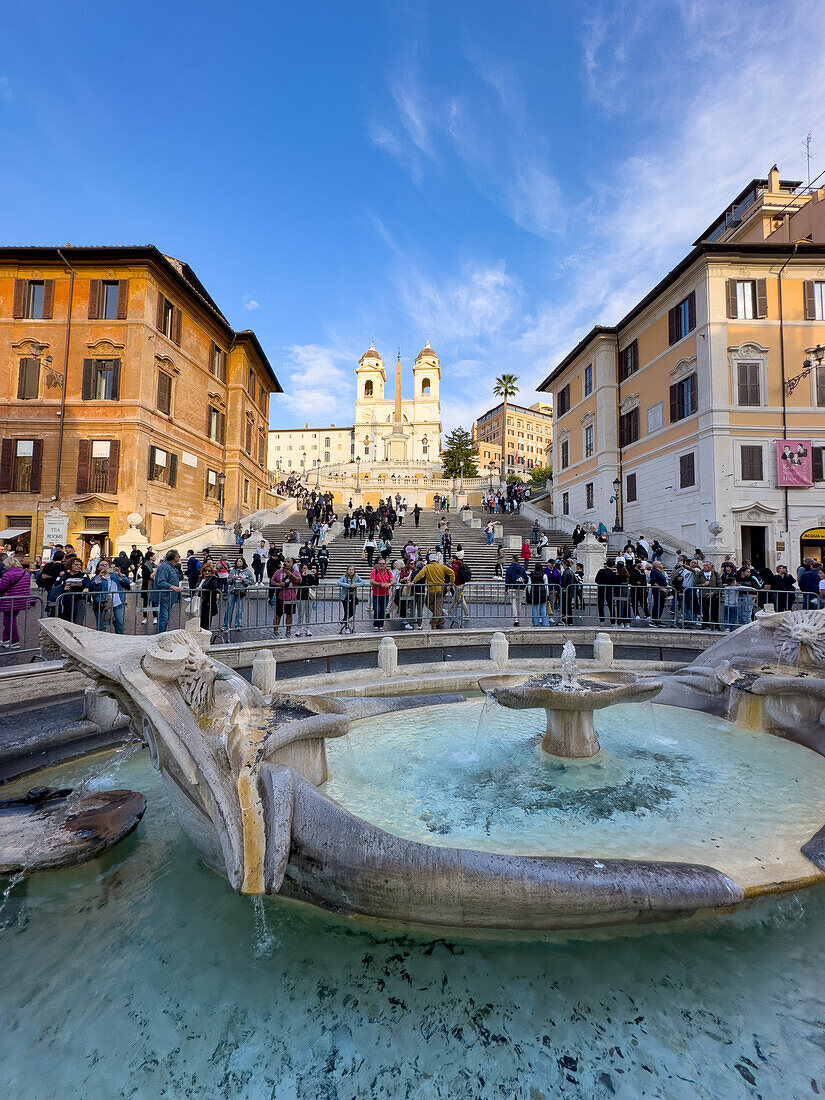 Der Obelisk von Sallustiano und die Kirche Trinita dei Monti auf der Spanischen Treppe in Rom, Italien. Davor befindet sich der Bootsbrunnen oder Fontana della Barcaccia.