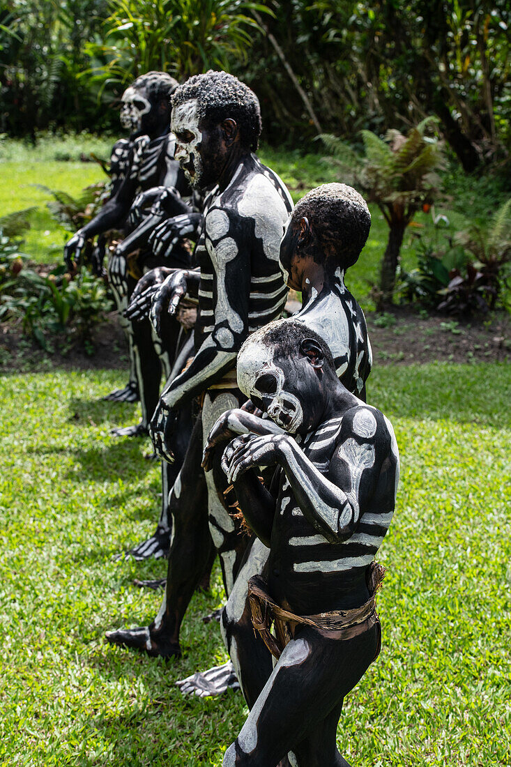 Das Skelett Männer vom Stamm der Omo Bugamo in Papua-Neuguinea bemalen ihre Körper mit schwarzer und weißer Farbe, die das menschliche Skelett nachahmt, Provinz Chimbu, Papua-Neuguinea