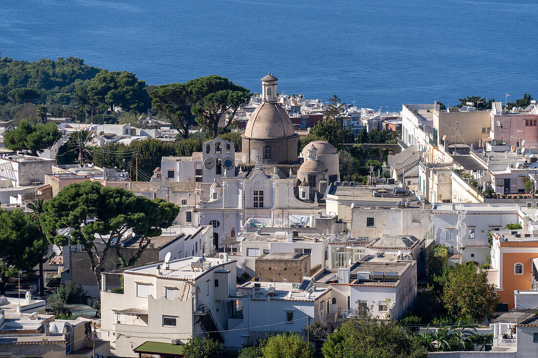 Blick über die Stadt Anacapri und die Kuppel der Kirche Santa Sofia auf der Insel Capri, Italien.