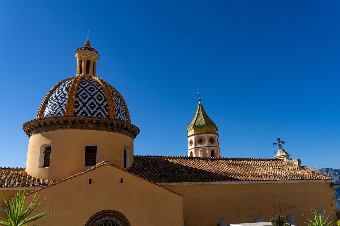 Die gekachelte Kuppel der Kirche San Gennaro in Vettica Maggiore, Praiano an der Amalfiküste, Italien.