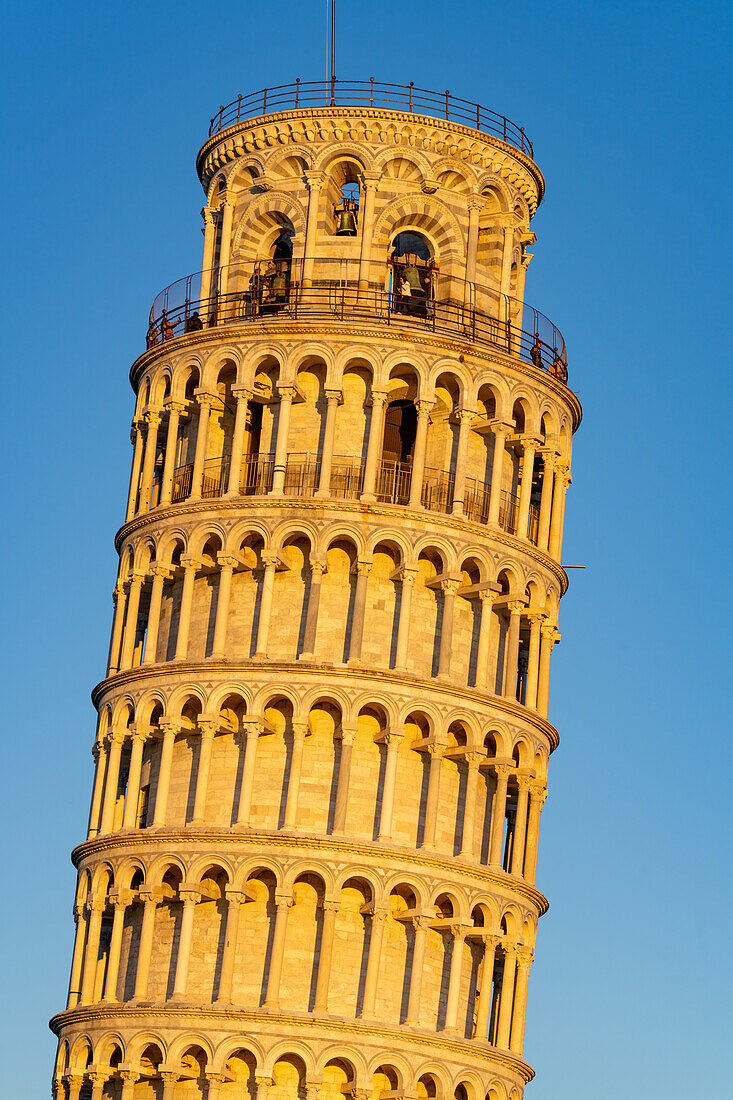 Touristen auf der Aussichtsplattform des Schiefen Turms von Pisa. Pisa, Italien.