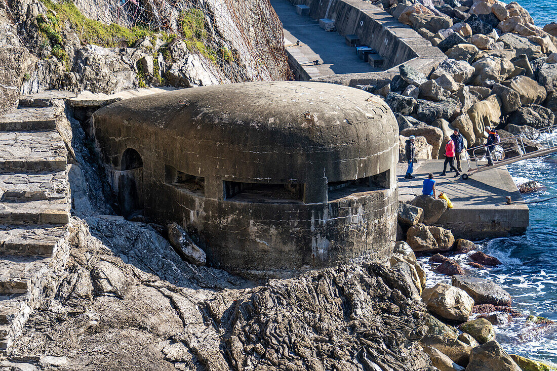 Eine Maschinengewehrstellung oder ein Bunker aus Beton aus dem Zweiten Weltkrieg in Monterosso al Mare, Cinque Terre, Italien.