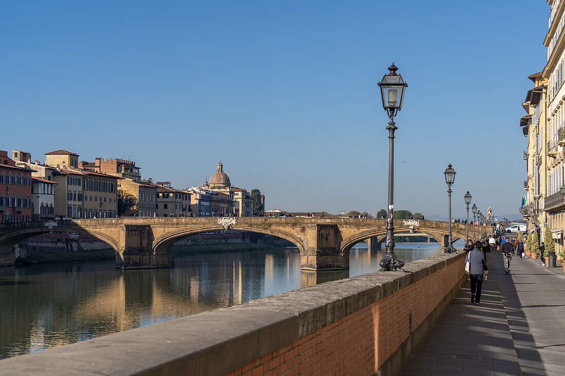 Ponte Santa Trinita oder Dreifaltigkeitsbrücke über den Fluss Arno in Florenz, Italien. Sie ist die älteste Rundbogenbrücke der Welt.