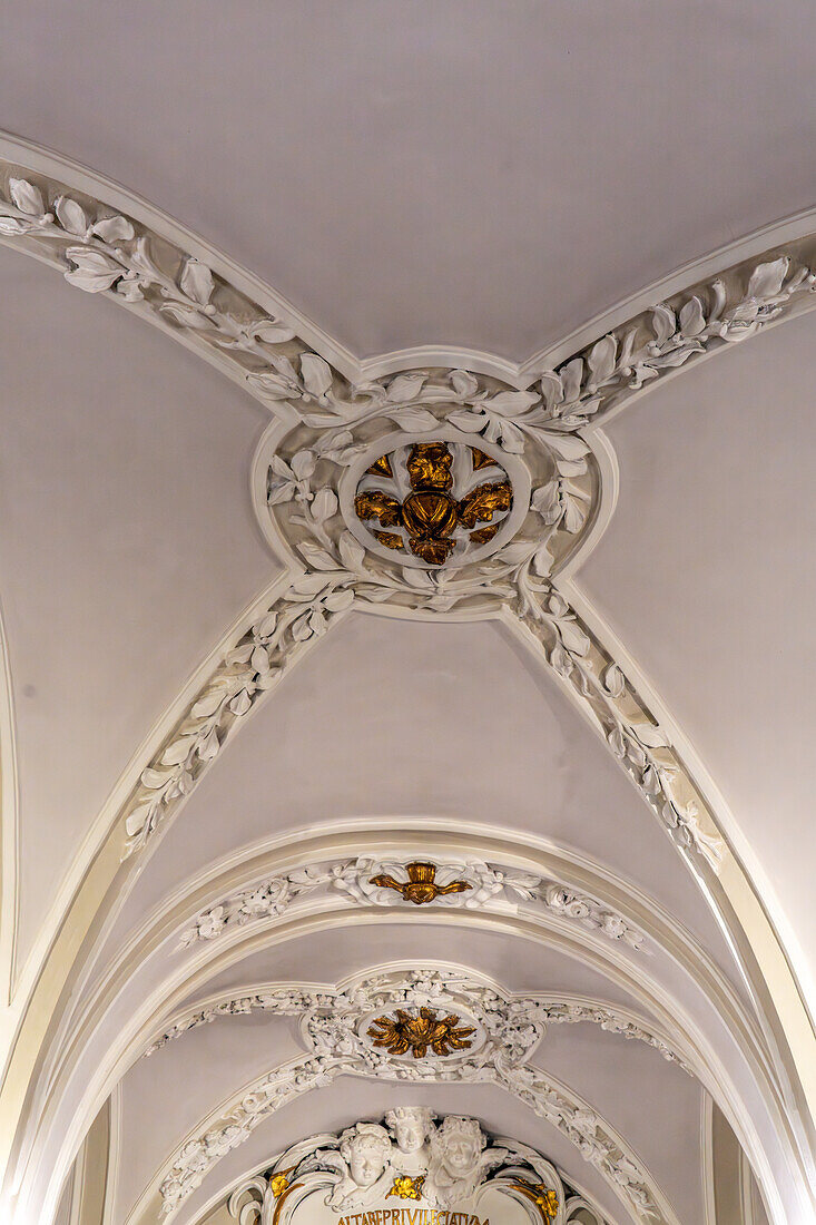 Geschnitztes Detail an der Decke der Krypta der Basilika Sant'Antonino, Sorrent, Italien.