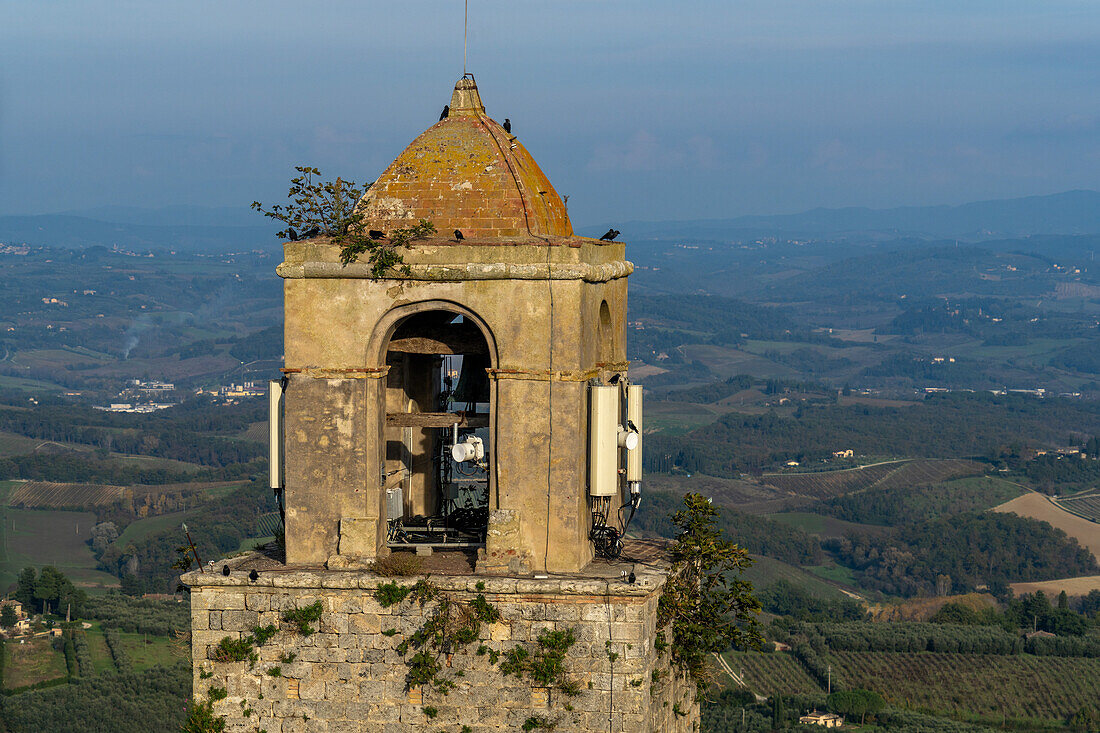 Spitze des Torre Rognosa oder Rognosa-Turms in der mittelalterlichen Stadt San Gimignano, Italien.