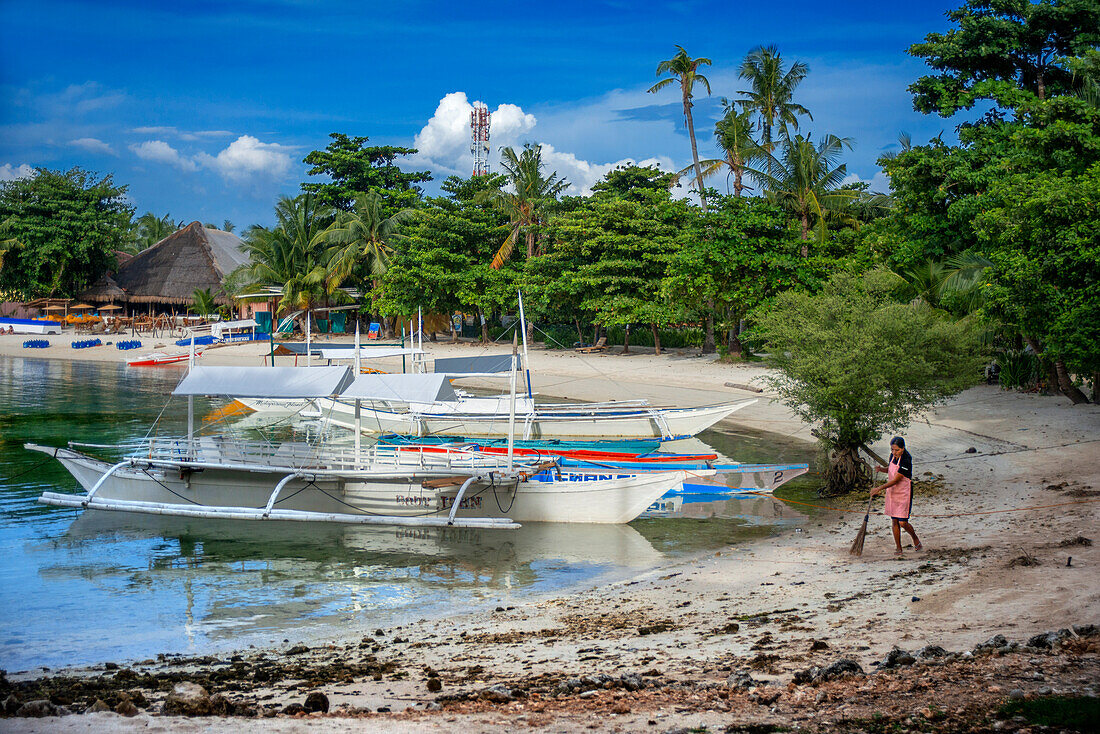 Traditionelle Boote am Strand von Logon, Insel Malapascua, Cebu, Philippinen