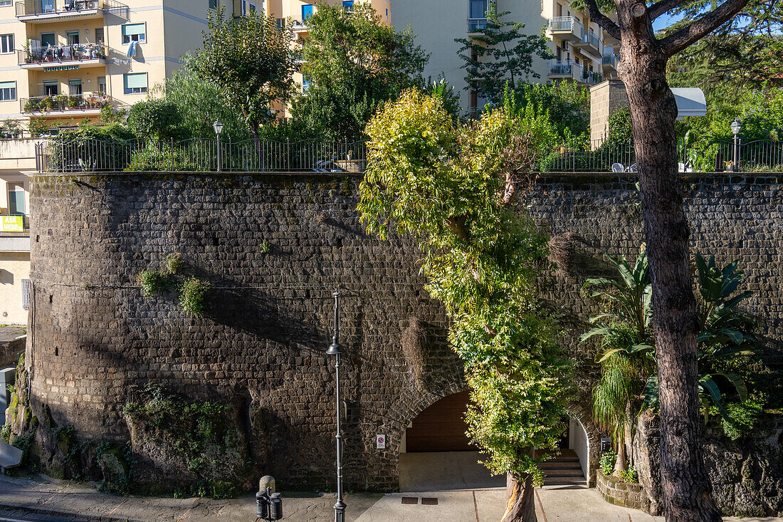 Die Stadtmauer aus dem 16. Jahrhundert in Sorrento, Italien.