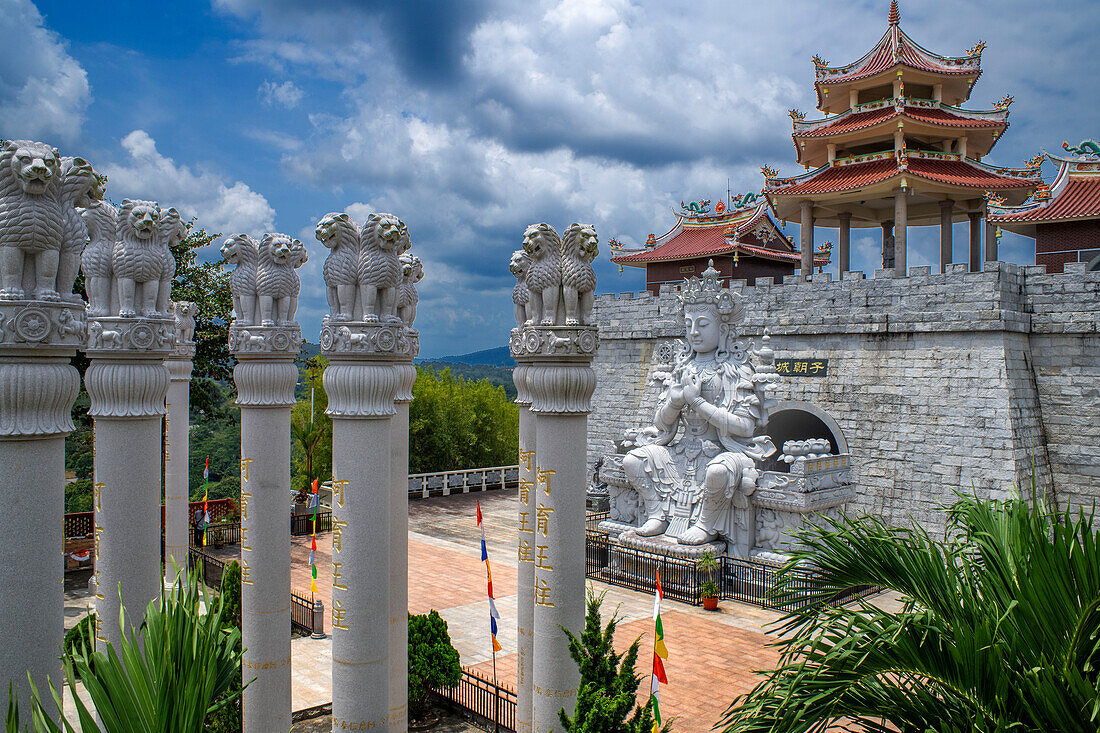 Ksitigarbha Bodhisattva buddhistischer Tempel in Bintan, Indonesien - Buddhistischer Schirm voller 500 Statuen mit Ausdruck erzählt von Ksitigarbha Bodhisattvas im Tempel in Bintan, Indonesien. Ksitigarbha Bodhisattva wird oft als der Bodhisattva der Höllenwesen bezeichnet, weil er gelobt hat, die Buddhaschaft erst dann zu erreichen, wenn alle Höllen leer sind. Sein Gelübde umfasst jedoch tatsächlich alle fühlenden Wesen, ähnlich wie das des Lebenden Buddha Lien-Shen. Er gelobt, alle Geheimnisse selbst der verborgenen Lehren zu enthüllen, um die fühlenden Wesen zu retten, selbst wenn er dafür 