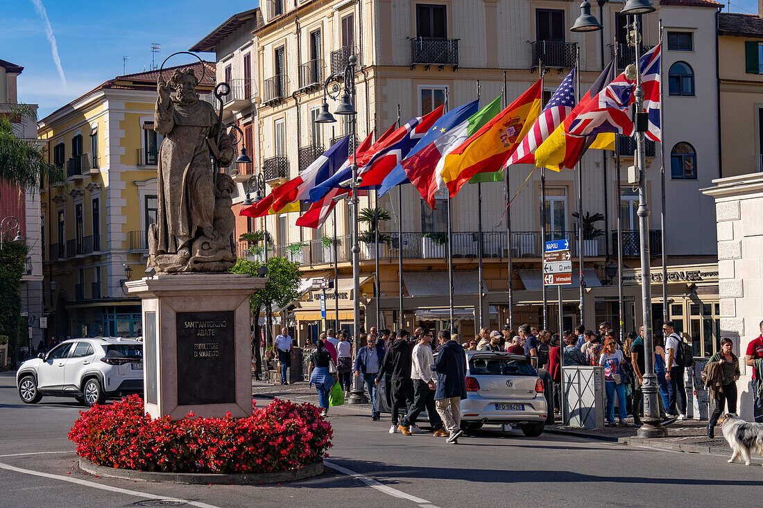 Statue von Sant'Antonino Abate auf der Piazza Tasso im historischen Zentrum von Sorrent, Italien. Er ist der Schutzheilige der Stadt.