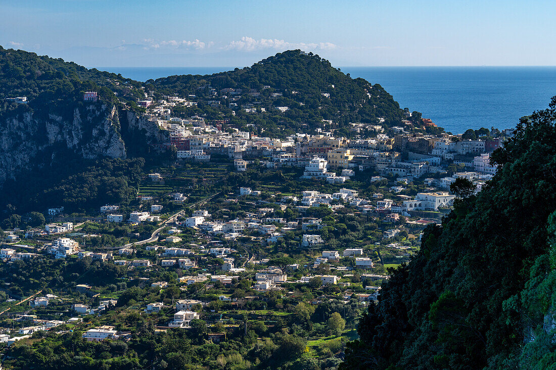 Blick auf die Stadt Capri, größte Gemeinde auf der Insel Capri, Italien.