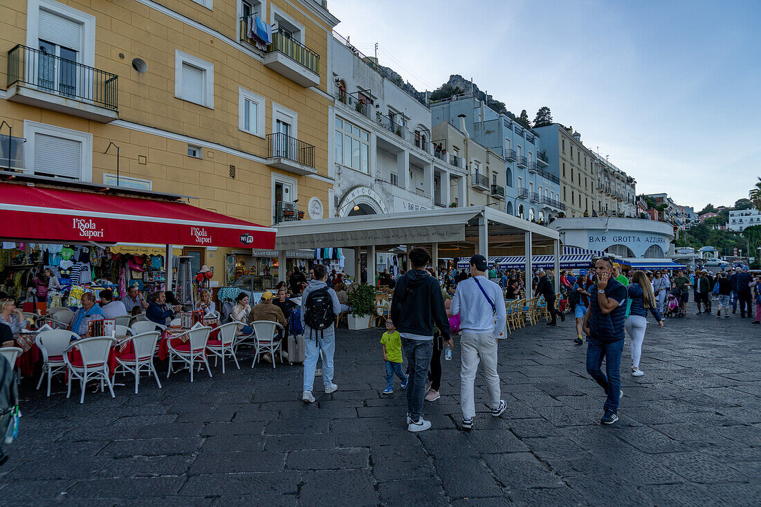 Touristen und Geschäfte in der Uferstraße von Marina Grande auf der Insel Capri, Italien.