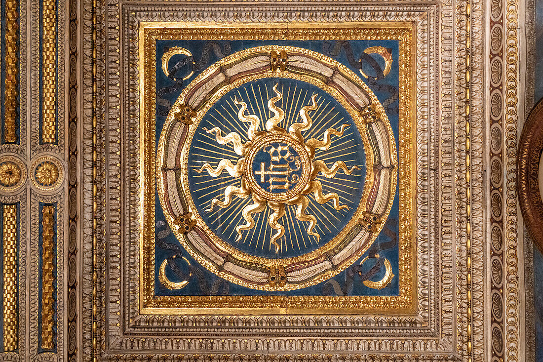 Die kunstvoll geschnitzte und vergoldete Decke der Apsis der Kapelle der Heiligen Drei Könige im Palazzo Medici Riccardi in Florenz, Italien.