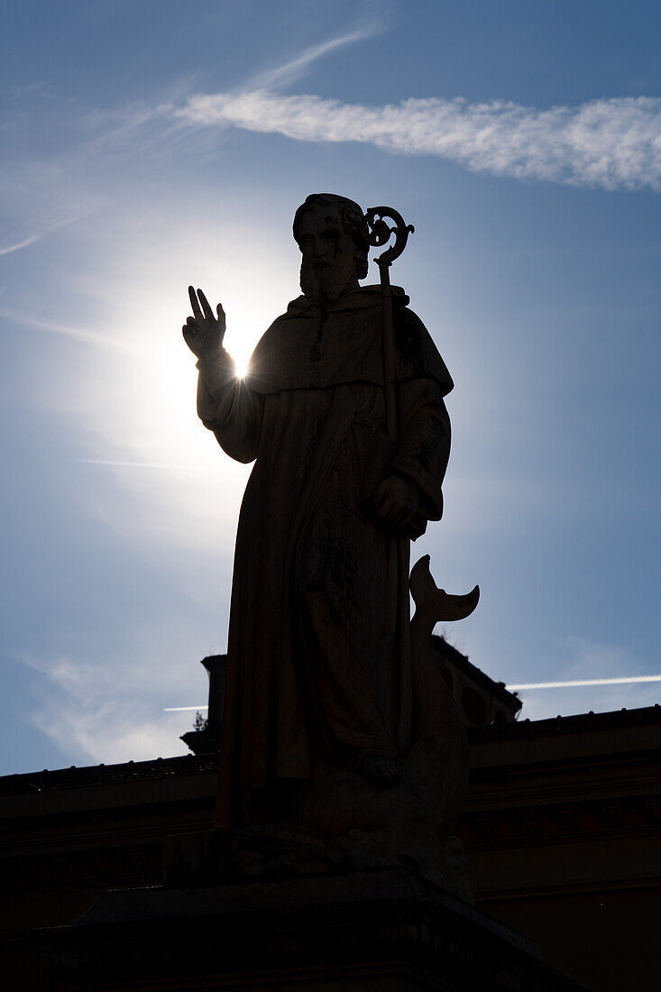 Silhouette der Statue von Sant'Antonino Abate auf der Piazza Sant'Antonino in Sorrent, Italien. Er ist der Schutzheilige der Stadt.