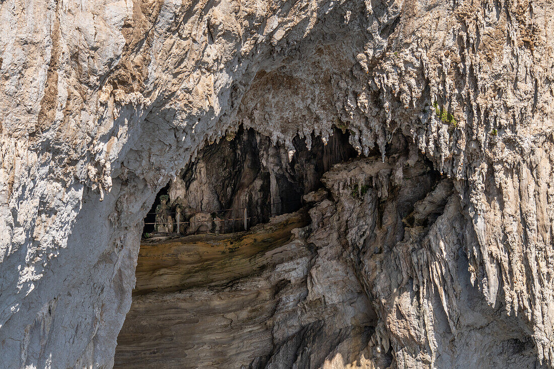 Stalaktiten in der Weißen Grotte in den Kalksteinfelsen an der Küste der Insel Capri, Italien.