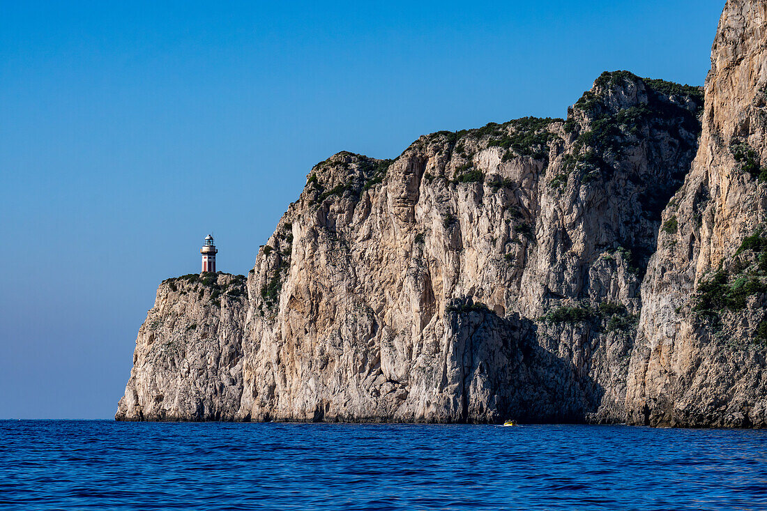 Der Leuchtturm von Punta Carena an der Südwestspitze der Insel Capri, Italien.