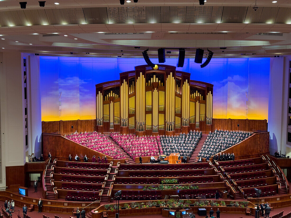 Der Tabernakelchor auf dem Tempelplatz sitzt vor der Generalkonferenz der Kirche Jesu Christi der Heiligen der Letzten Tage im Konferenzzentrum in Salt Lake City, Utah.