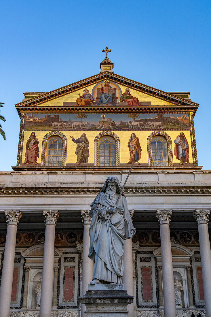 Die Statue des Heiligen Paulus und die Fassade der Basilika St. Paul vor den Mauern, Rom, Italien.