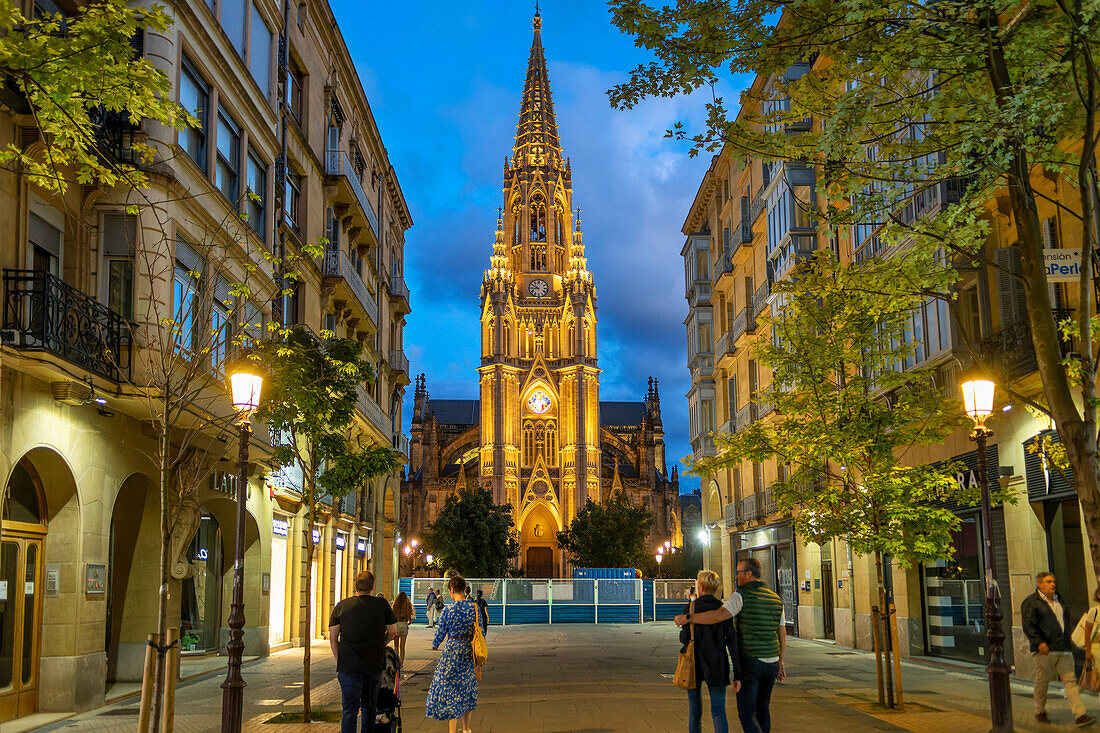 Glockenturm der gotischen Kathedrale des Guten Hirten oder Catedral del buen pastor in der Stadt Donosti San Sebastian, Nordspanien, Euskadi, Euskaerrien, Spanien.