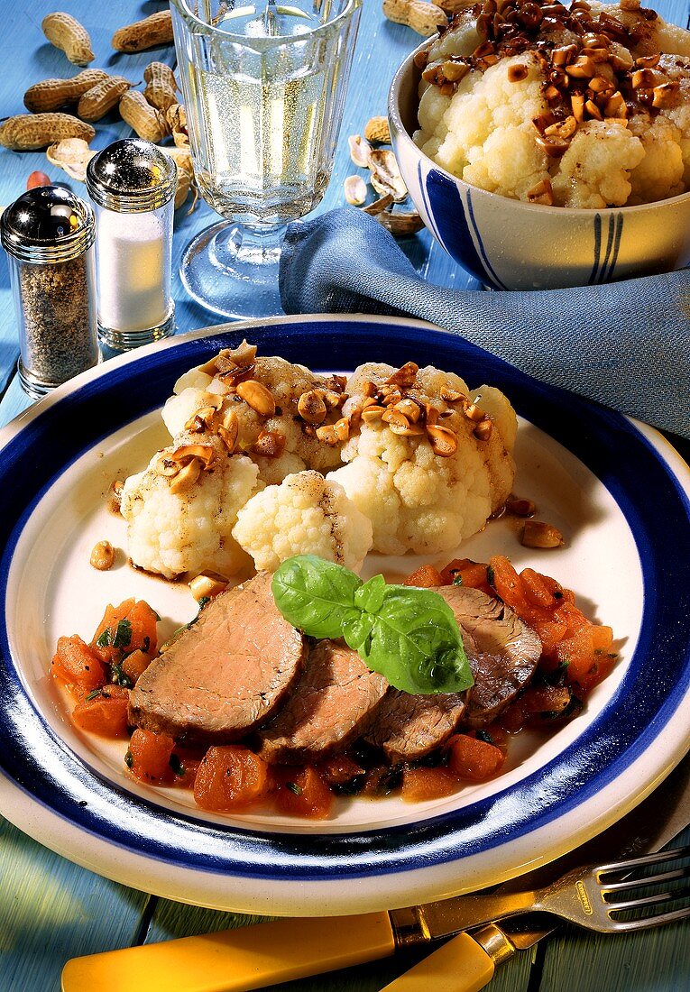 Kalbsfilet auf Tomatenbett und Blumenkohl mit Erdnüssen