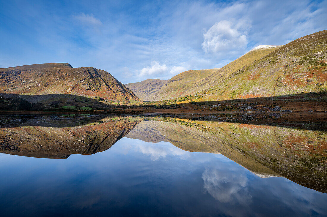 Macgillycuddy's Reeks Mountains spiegeln sich im See bei Sonnenaufgang, County Kerry, Munster, Republik Irland