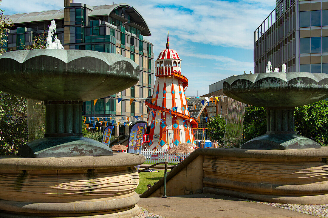 Helter-skelter-Funktion bei der Veranstaltung Summer By The Seaside in den Peace Gardens, Pinstone Street, Heart of the City, Sheffield, Yorkshire, England