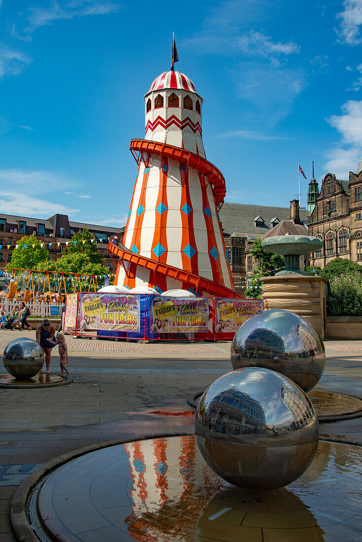 Helter-skelter-Funktion bei der Veranstaltung Summer By The Seaside in den Peace Gardens, Pinstone Street, Heart of the City, Sheffield, Yorkshire, England