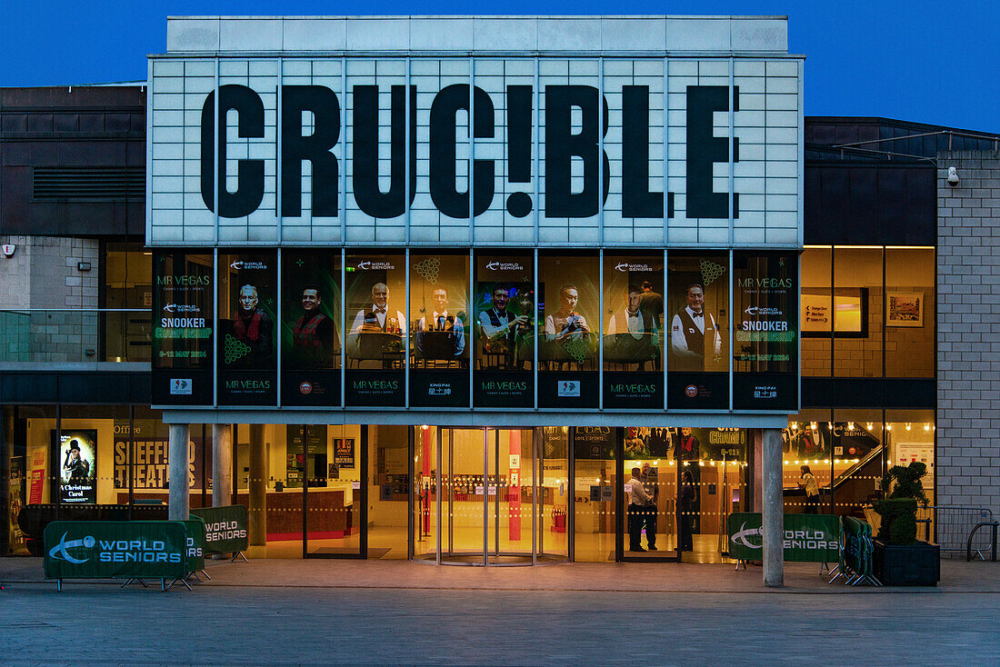 Das Crucible Theatre während der Snooker-Weltmeisterschaft der Senioren, Tudor Square, Heart of the City, Sheffield, Yorkshire, England