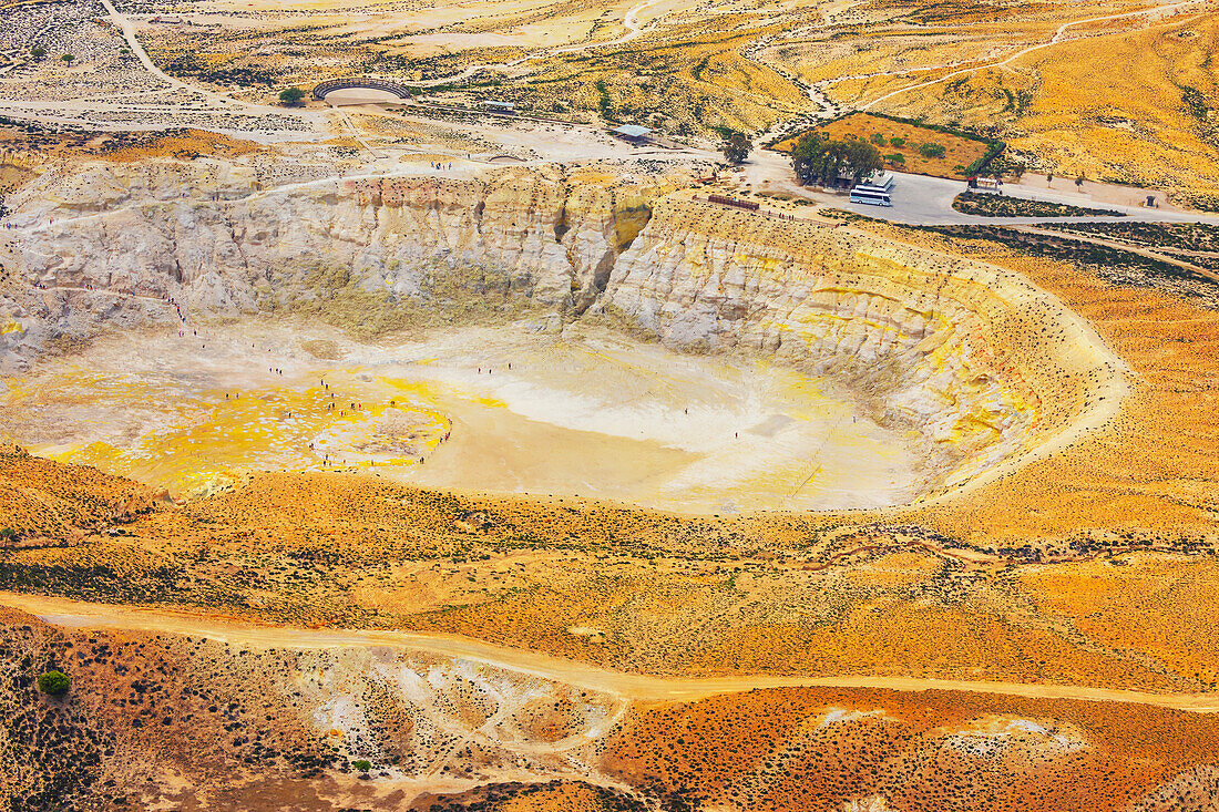 Menschen spazieren um den Stefanos-Krater Mondlandschaft, Insel Nisyros, Dodekanes-Inseln, Griechische Inseln, Griechenland, Europa