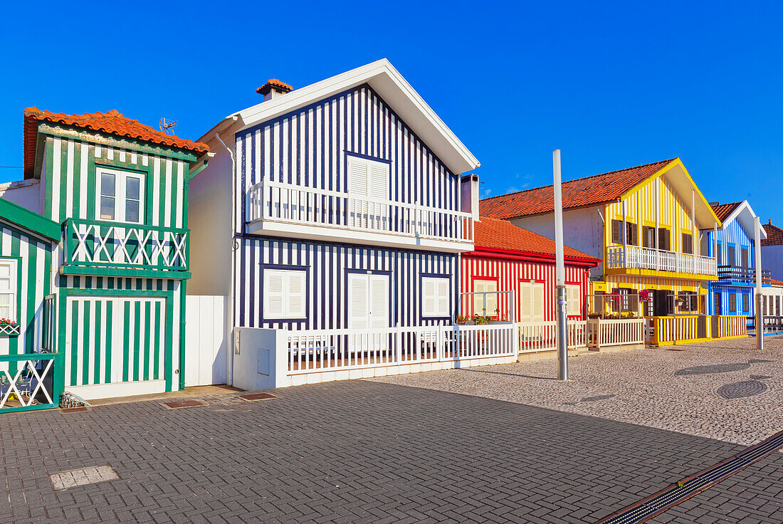 Traditionelle gestreifte Holzhäuser, Costa Nova do Prado, Aveiro, Portugal, Europa