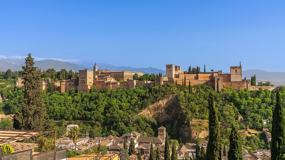 Blick vom Mirador de San Nicolas auf die Alhambra, UNESCO, Mudéjar-Architektur, Granada, Andalusien, Spanien