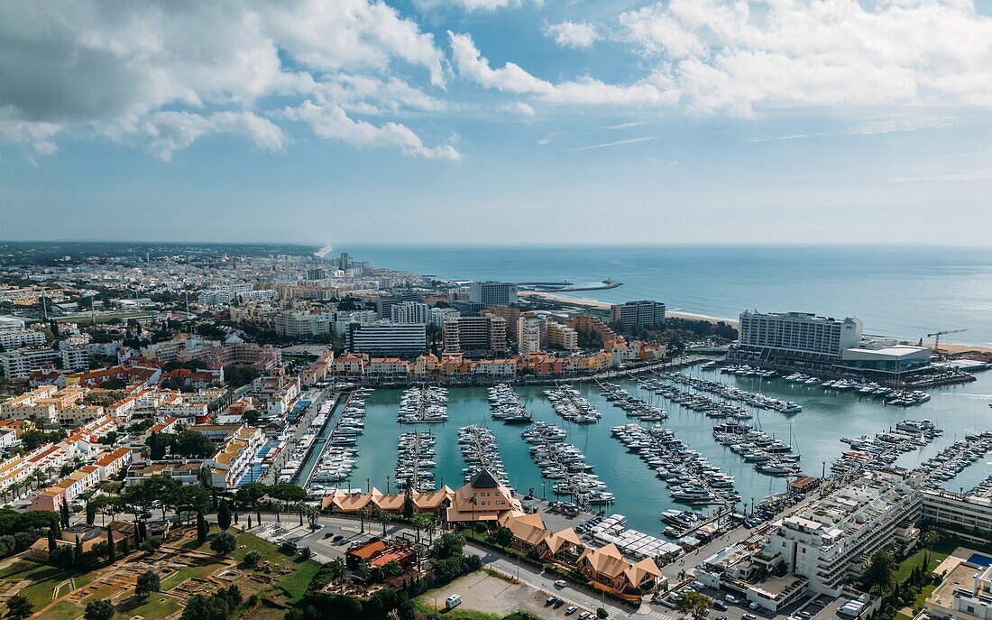 Luftaufnahme des Jachthafens von Vilamoura in Vilamoura, Algarve, Portugal, per Drohne