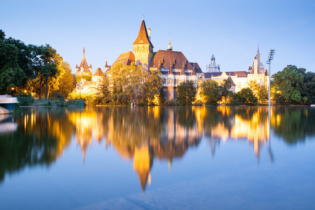 Die Burg Vajdahunyad im Budapester Stadtpark, Budapest, Ungarn