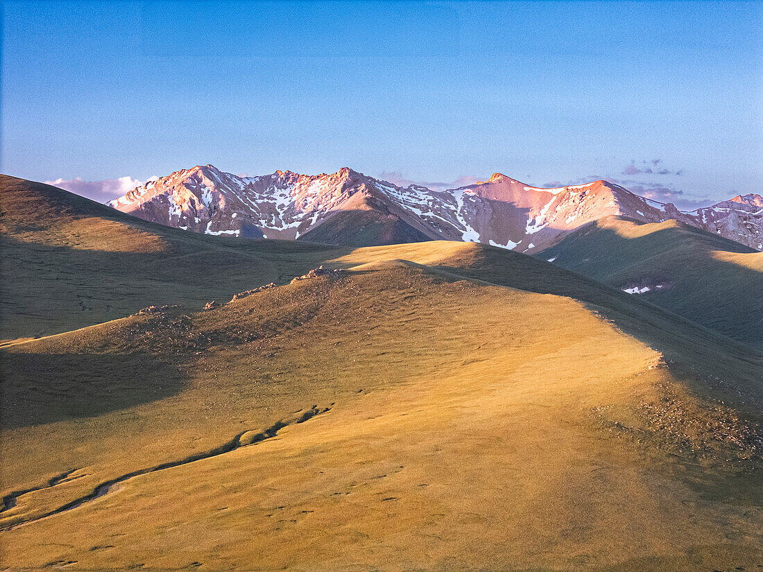 Blick auf das Song-Kol-Seegebiet mit Jurten im Vorgebirge bei Sonnenaufgang, Kirgisistan