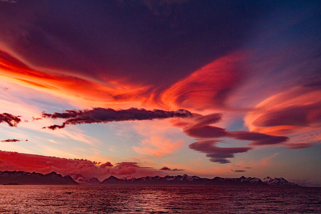 Interessante linsenförmige Wolkenformationen, die sich bei Sonnenuntergang im Südlichen Ozean über der Insel Südgeorgien bilden