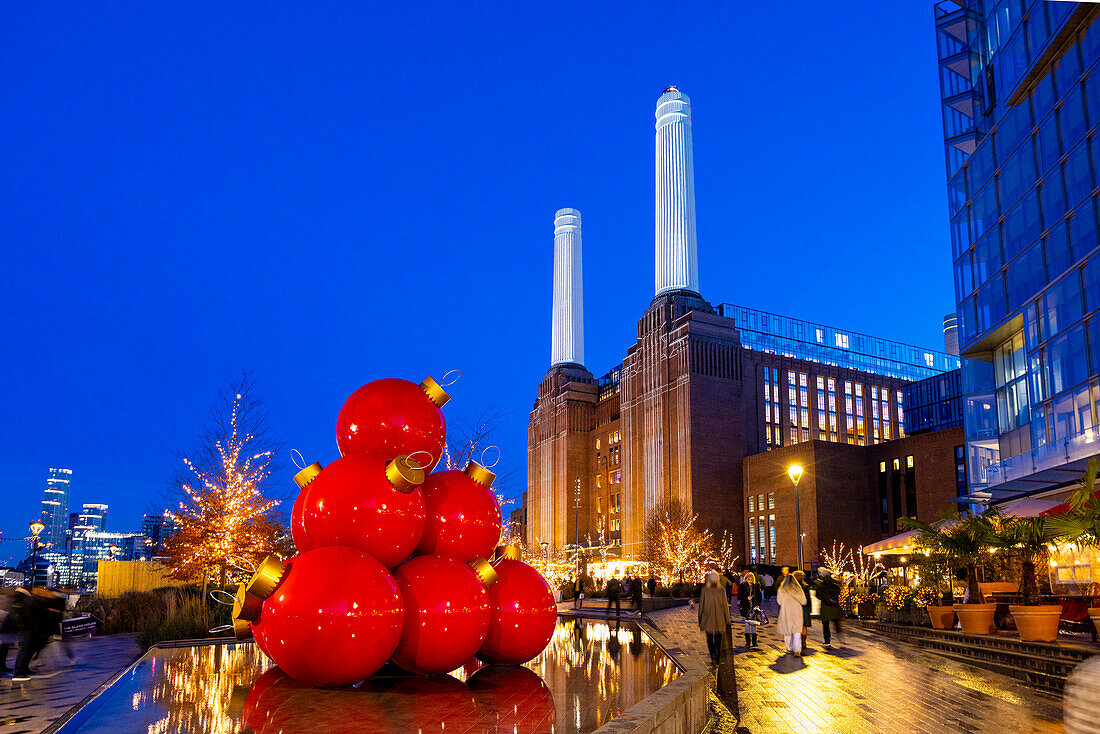 Weihnachtsdekoration an der Battersea Power Station in der Abenddämmerung, Battersea, London, England, Vereinigtes Königreich.