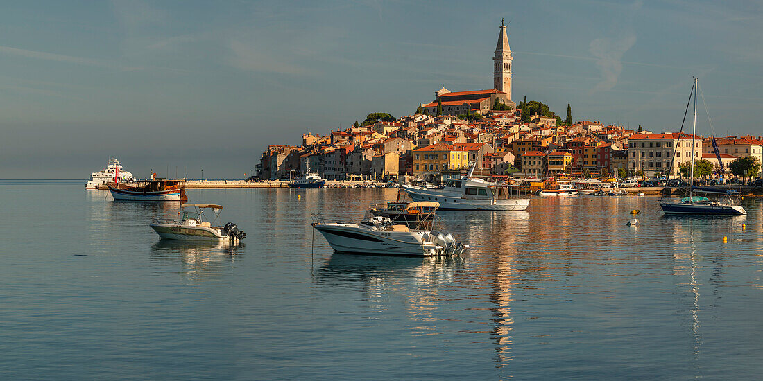 Blick über den Hafen auf die Altstadt mit der Kathedrale der Hl. Euphemia, Rovinj, Istrien, Kroatien