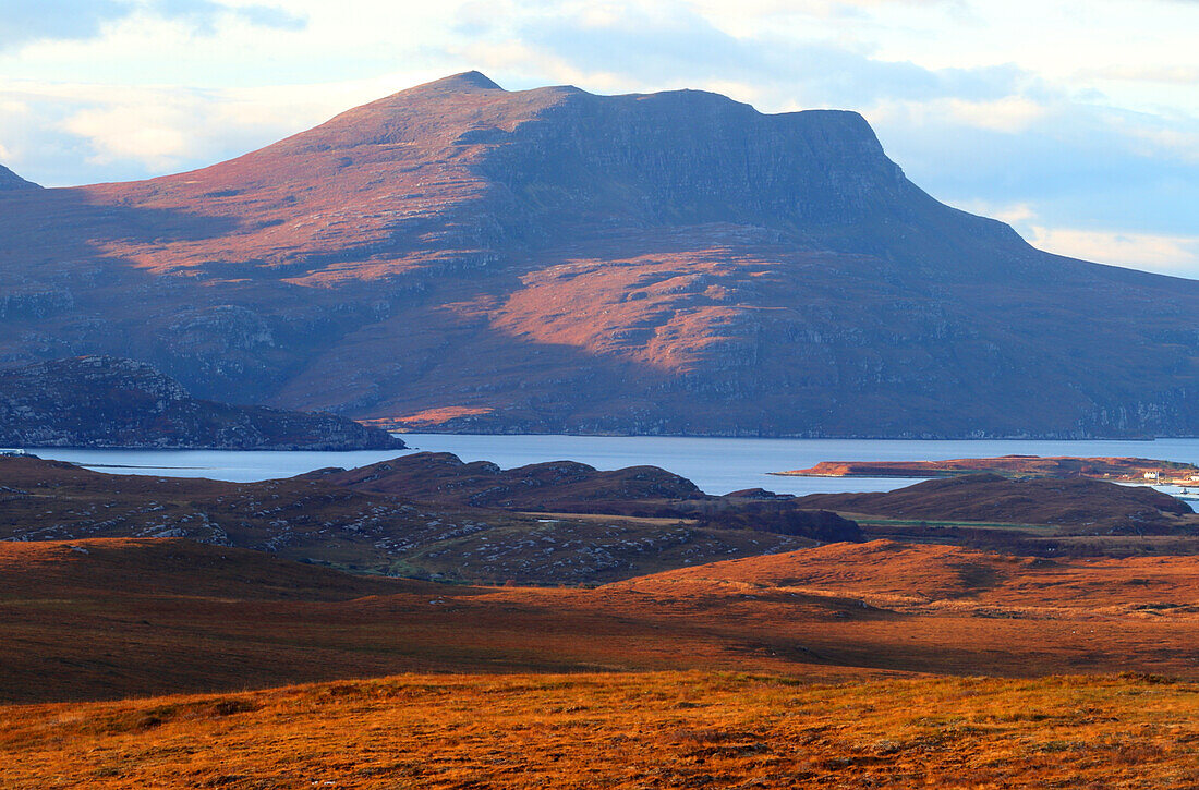 Blick in Richtung Ben Mor Coigach von Assynt, Sutherland, Highlands, Schottland, Vereinigtes Königreich