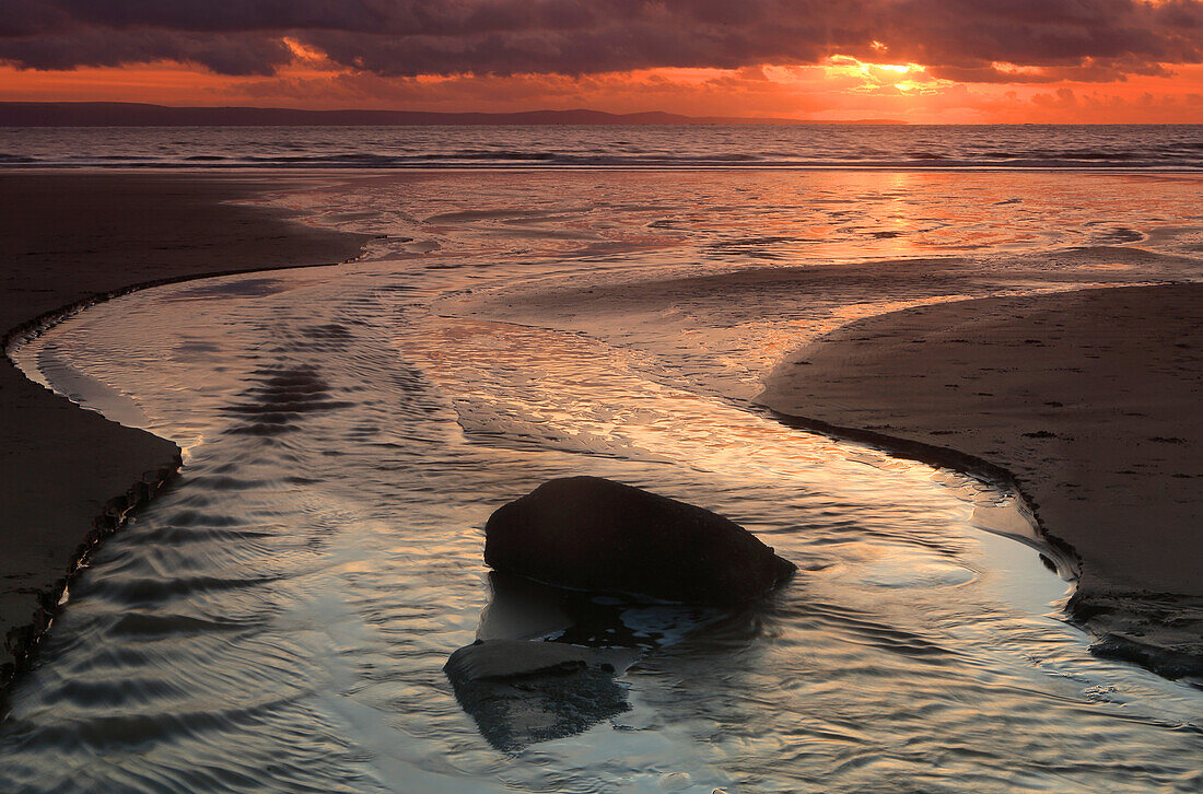 Sonnenuntergang über dem Bristolkanal von der Dunraven Bay, Southerndown, Vale of Glamorgan, Wales, Vereinigtes Königreich