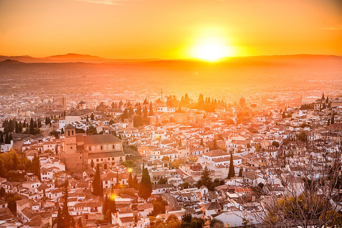 Kräftiger roter und oranger Sonnenuntergang über dem Albaicin, UNESCO, Granada, Andalusien, Spanien