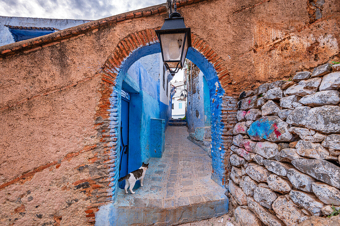 Alte gewölbte Stadttore am Eingang der Medina von Chefchaouen (Die Blaue Stadt), Marokko