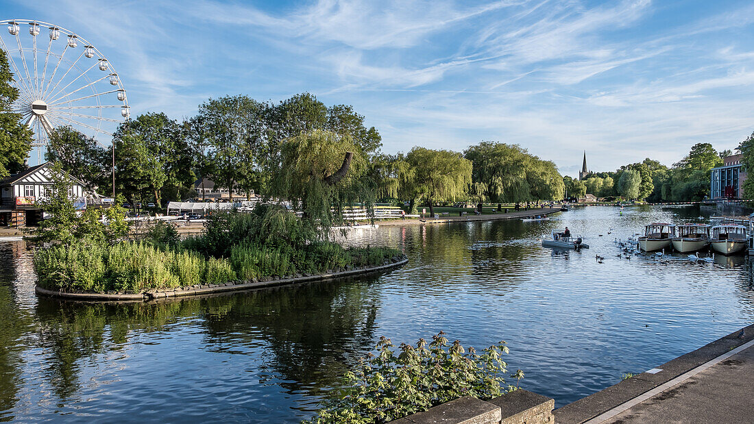 Scenic view of the River Avon on a sunny day, Stratford-upon-Avon, Warwickshire, England, United Kingdom