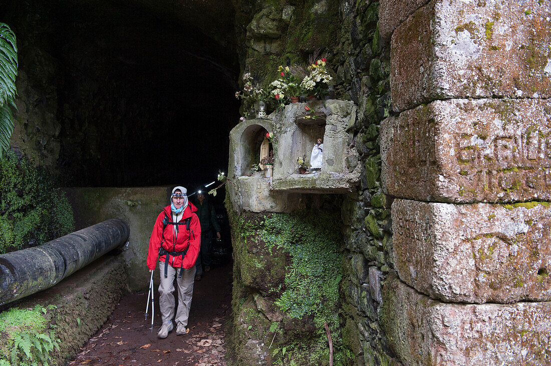 Schrein am Eingang zum Levada-Tunnel (Aquädukt) um Rabacal, Hochebene Paul da Serra, Insel Madeira, Atlantischer Ozean, Portugal