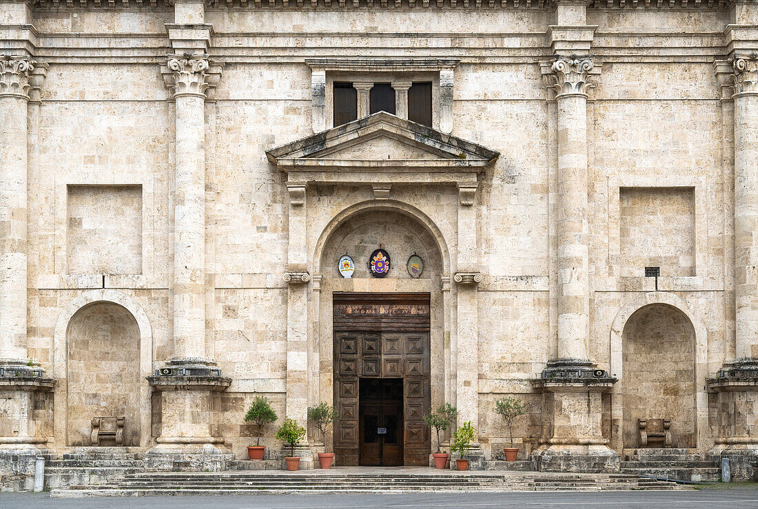 Die Außenseite des Duomo di Ascoli Piceno (Dom von Ascoli Piceno), Ascoli Piceno, Marken, Italien